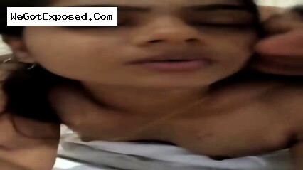 Dard Ho Raha Hai Sexy Ladki Ko Uske Bf Ne Doggy Pela Indian Desi Hindi Sex MMS Video Leaked
