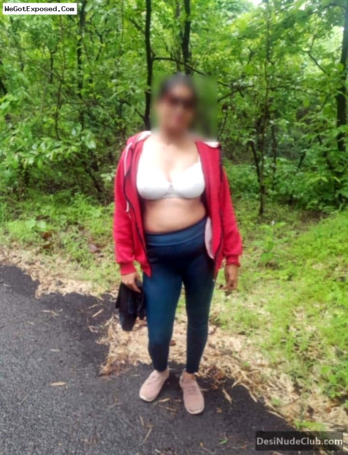 Indian Priya bhabi hot pics Shwing Bra and Panty Outdoor